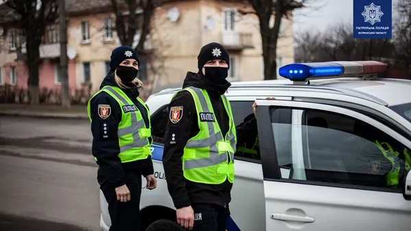 У Луцьку патрульні вручали цукерки пристебнутим ременями безпеки водіям (фото)