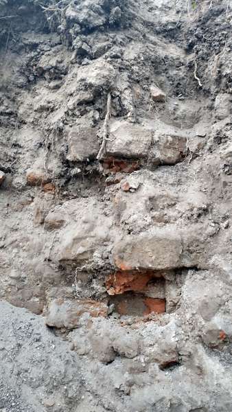 Рили укриття для школи, а знайшли 500-літню цеглу: на Волині – археологічне відкриття (фото)