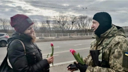 У Луцьку тероборонівці роздавали жінкам квіти (відео)