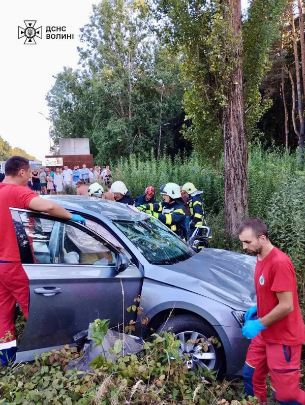 Водія затисло в машині: повідомили деталі аварії під Луцьком (фото)