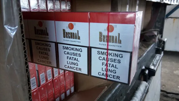 На кордоні з Білоруссю затримали вантажівку  з великою партією сигарет (фото, відео)