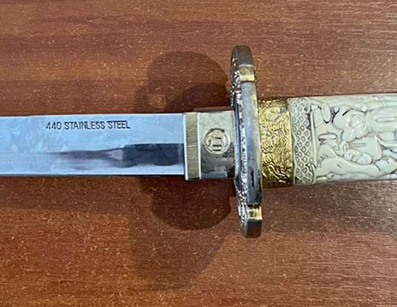 Львівські митники знайшли меч самурая у посилці зі США (фото)
