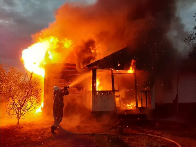Згоріли речі, перекриття, стіни: на Волині – пожежа в будинку