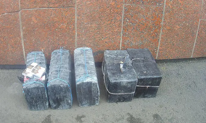 Ховали в щебінь та везли човном: на Волині перехопили контрабанду цигарок