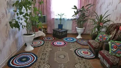 На Волині бабусі-волонтерки плетуть килимки для військових (відео)
