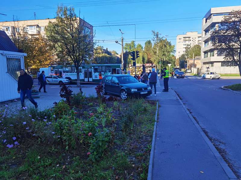 Встановили особу водійки, яка спричинила аварію на зупинці у Луцьку (фото)