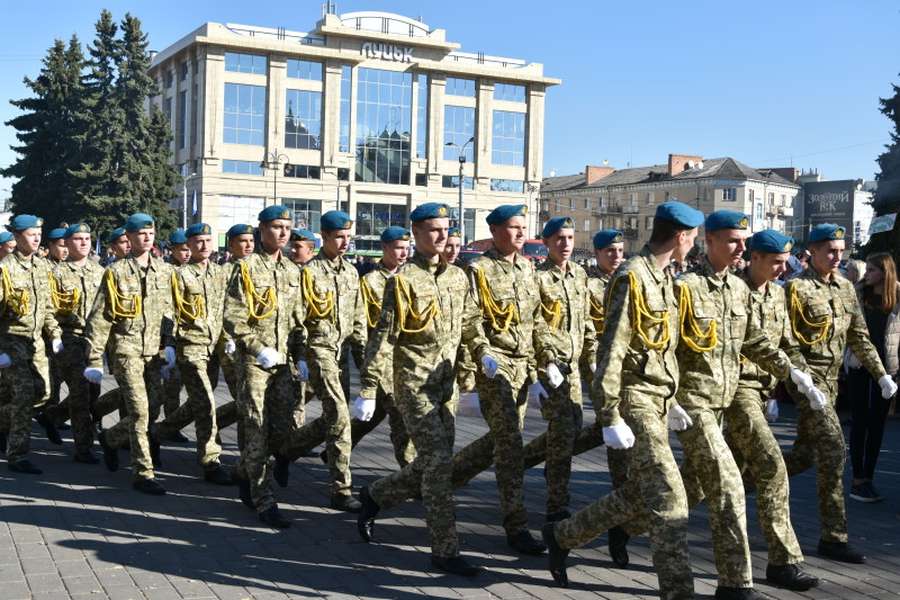 Учні військового ліцею в Луцьку склали присягу (фото) 