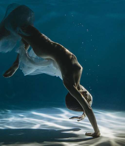 Ірена Карпа засвітила соски у підводній зйомці (фото 18+)