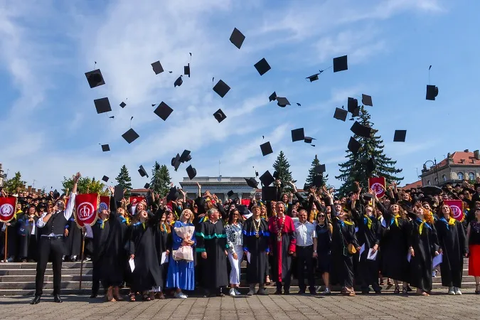 Спека, сльози і дипломи: у ВНУ – випускний (фото, відео)