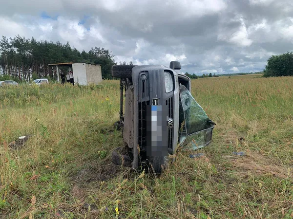 На Любешівщині перекинувся Volkswagen: у лікарні 19-річний водій та його брат-школяр (фото)