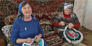 На Волині бабусі-волонтерки плетуть килимки для військових (відео)