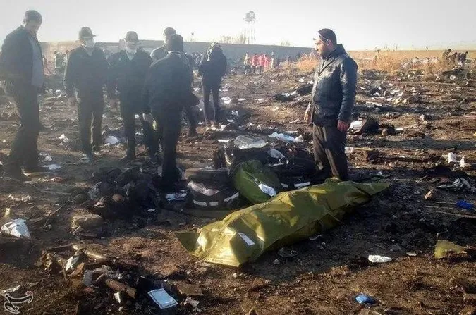 «Пілоти загинули миттєво», – кадри з Ірану, де зібрали всі уламки літака МАУ (відео)