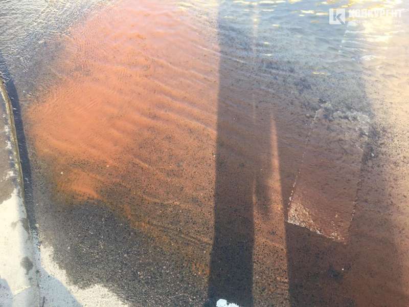 На Собороності у Луцьку б’є «фонтан»: водою заливає тротуар (фото, відео)