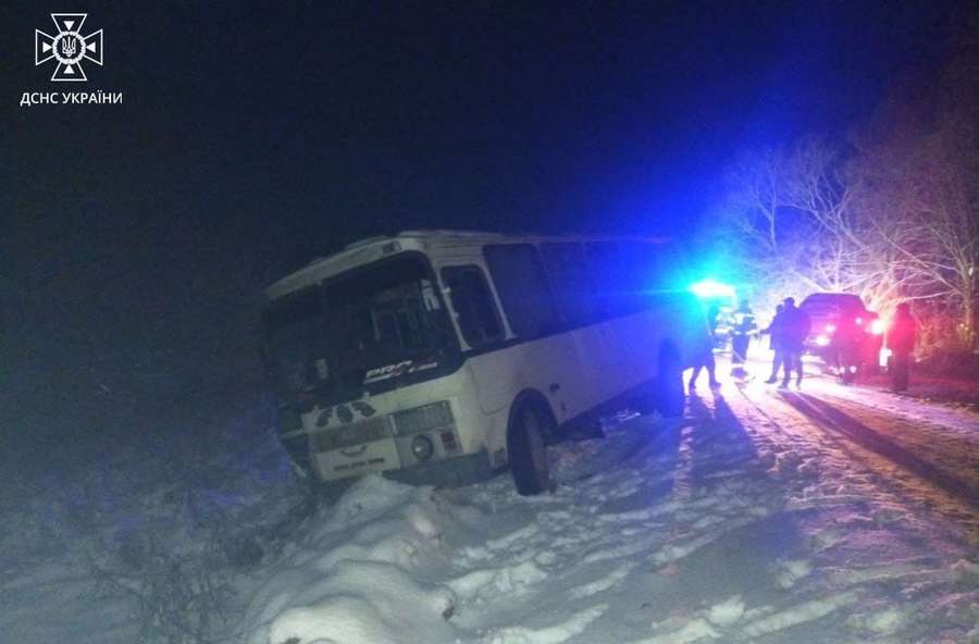 На Волині витягнули зі снігових заметів два автобуси, легковик і вантажівку (фото)
