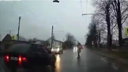 Ледь не опинився на капоті: у Луцьку водій на переході не пропустив пішохода (відео)