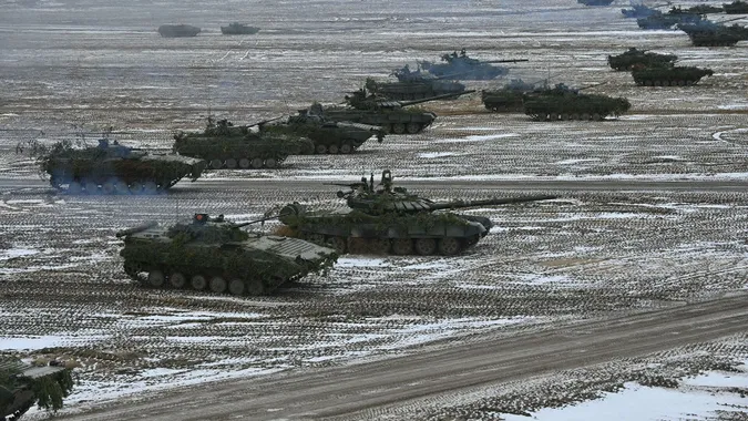 Американські аналітики пояснили, навіщо росіяни перекидають до Білорусі техніку