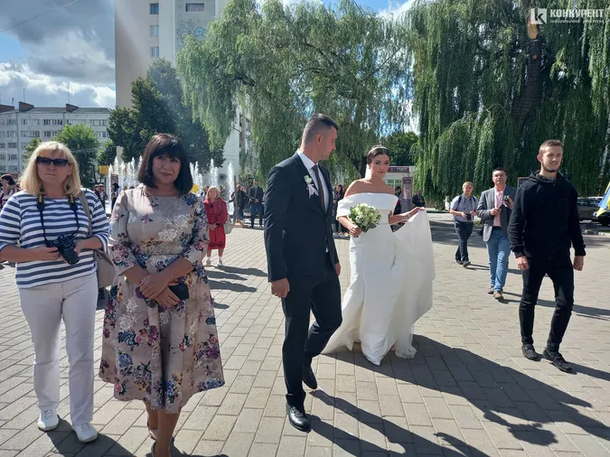 У День Луцька на Театральний майдан прийшли молодята (фото)
