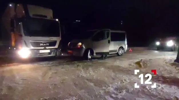У Луцьку сталася ДТП – зіткнулися бус і вантажівка «Нової Пошти» (відео)