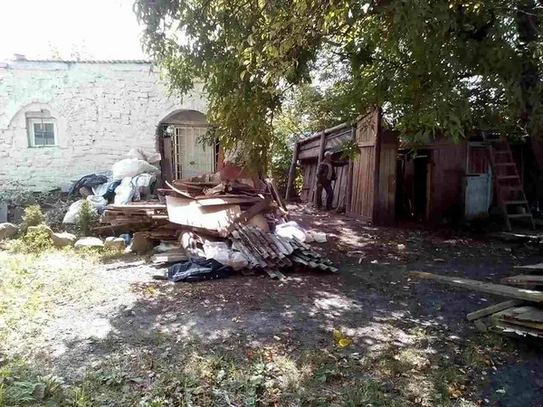 Луцькі муніципали знесли чергові конструкції (фото)