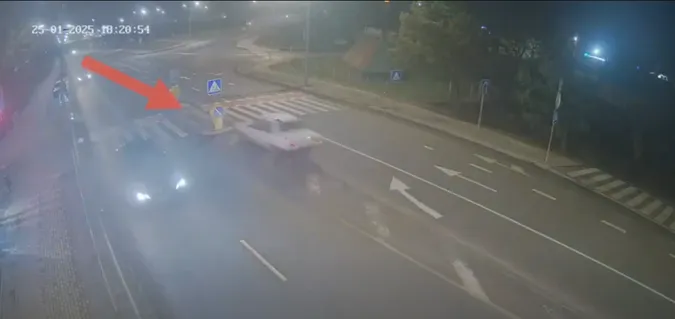 У Луцьку Audi знесла тумбу на «острівці безпеки» (відео)