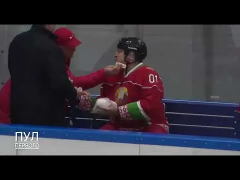 лукашенко отримав ключкою по обличчю під час хокейного матчу (відео)