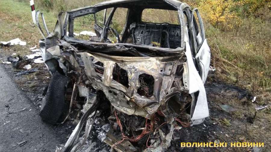 На Волині через удар вщент згоріло авто: чотири людини – в лікарні (фото)