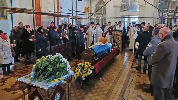 Батьки 1,5 року чекали живим: у Луцьку прощалися з молодим бійцем Олександром Зарембою