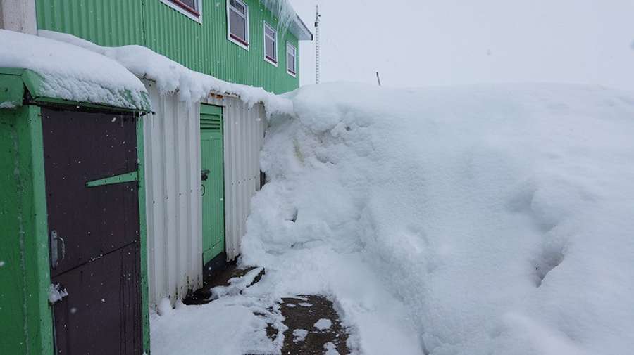Українську станцію в Антарктиді засипало майже триметровим шаром снігу (фото)