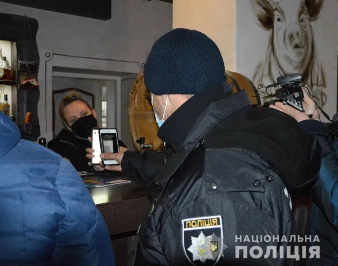 У Луцьку шукали підроблені ковід-сертифікати у барах і магазинах (фото, відео)