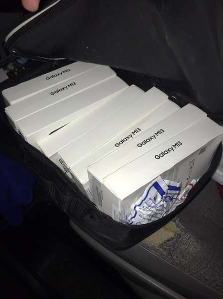 В «Устилузі» у волинянина поміж сумок з продуктами знайшли 74 мобільні телефони «Samsung» (фото)