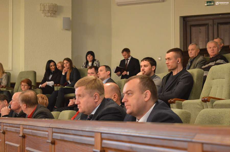 Голова правління фонду «Новий Луцьк» Олександр Товстенюк спостерігав за сесією облради із задніх рядів