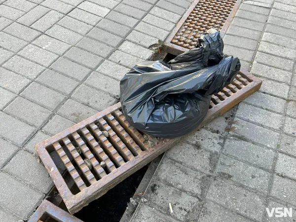 У Луцьку чистять дощоприймачі: що знаходять у смітті (фото)