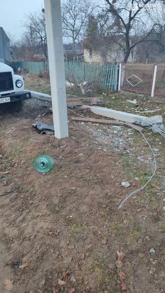 Водій заснув: у Луцькому районі фура знесла електроопору (фото)