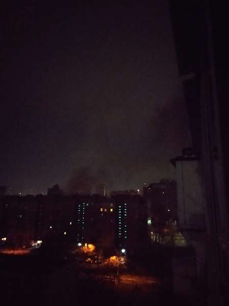 Ворожий безпілотник врізався у житловий будинок у Києві: будинок палає (фото)