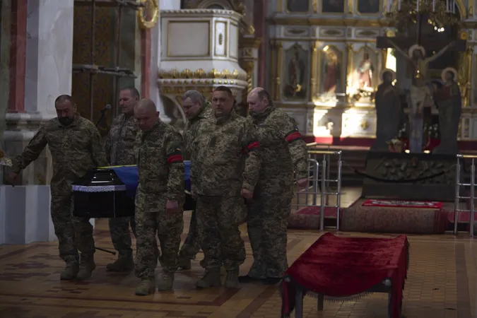 Луцьк навколішки попрощався з загиблим на Донеччині захисником Олексієм Федоренком