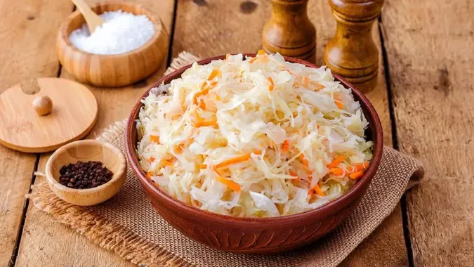 Квашена капуста корисна не для всіх: при якому захворюванні  загрожує життю
