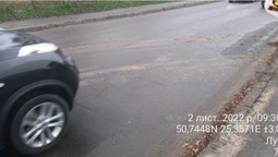 У Луцьку будівельників змусили прибрати землю на дорозі (фото)