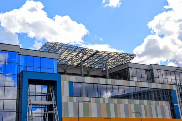 Для облицювання фасаду використали  HPL-панелі, які мають досить високі характеристики. Гарантійний термін - мінімум 25 років

