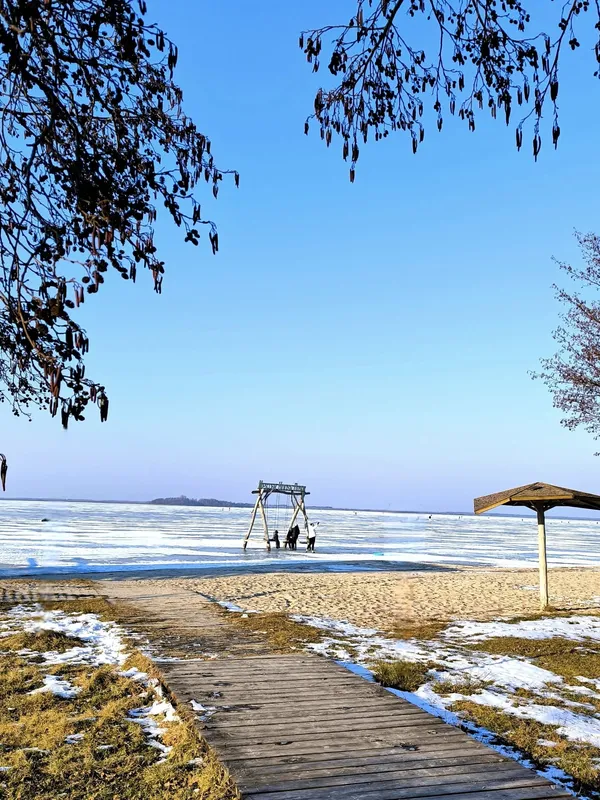 Трава на берегах і крига на воді: на Світязі зима зустрічає весну (фото)
