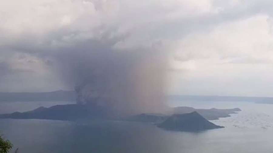 Тисячі людей евакуювали: у Філіпінах проснувся вулкан (фото)