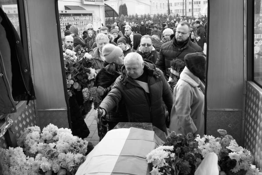 У Луцьку попрощалися із загиблим Героєм Олегом Круковцем (фото, відео)