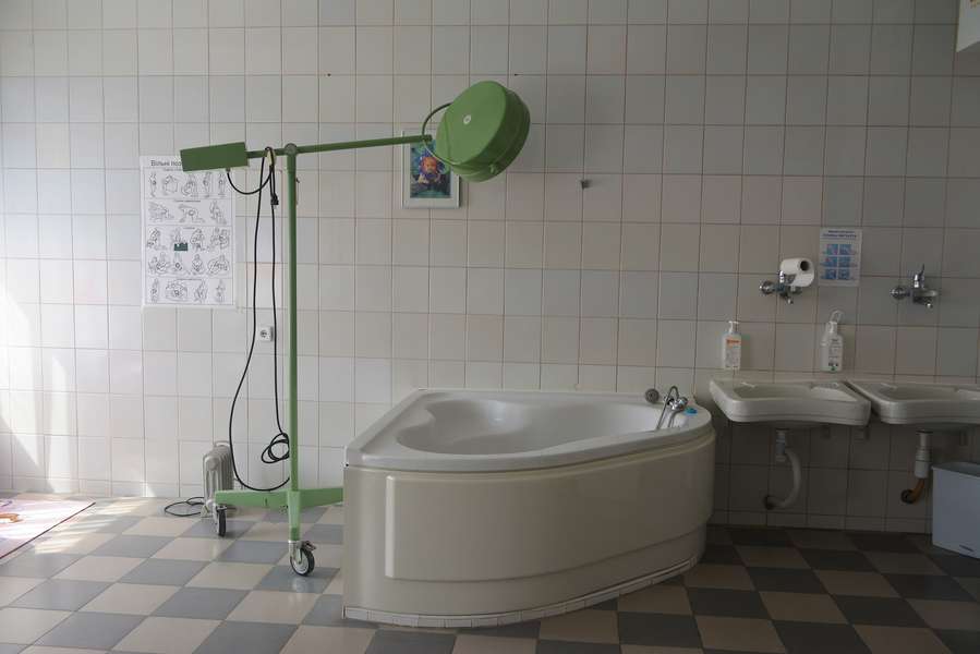 Напівкругла ванна призначена для того, що жінка могла полегшити природній біль під час переймів. А коли починаються пологи, жінці допомагають вибратися з води для народження малюка