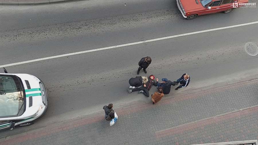 У центрі Луцька бус інкасаторів збив дитину на переході (фото, відео)