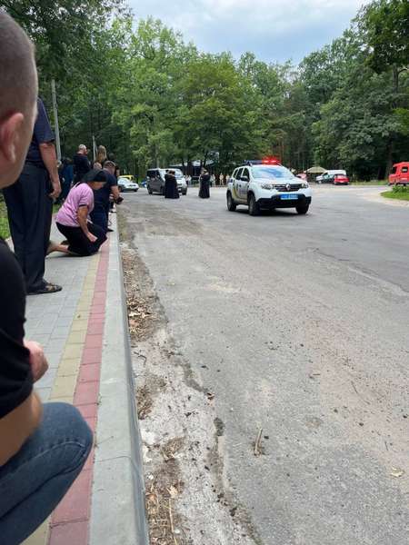 Місто зустріло на колінах: у Луцькому районі поховали молодого захисника України (фото)
