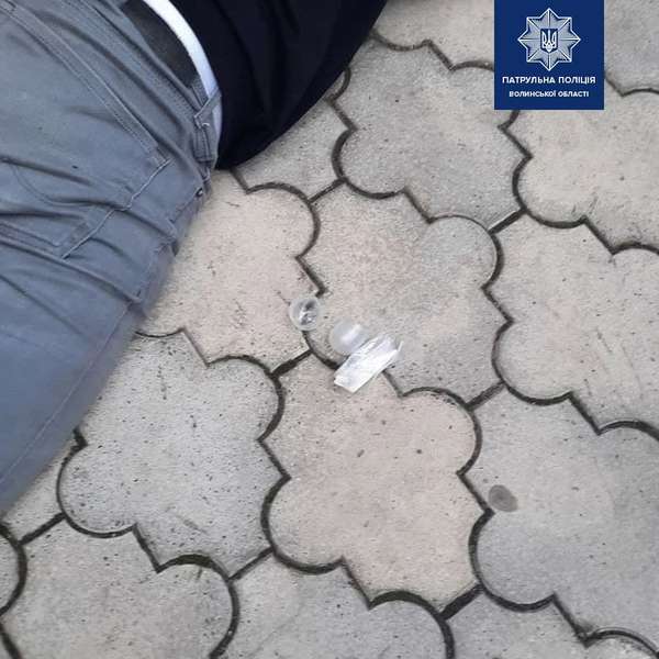 Вистрелив з пістолета: у Луцьку затримали чоловіка зі зброєю і наркотиками (фото, відео)