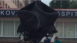 На території лікарні в Ковелі встановили скульптуру вартістю  500 тисяч гривень (фото)