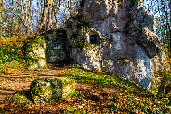 Жертовник. Також добре видно, що житлова частина — то відділений муром колись відкритий грот-навіс