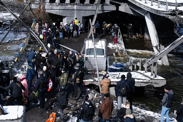Евакуація жителів міста Ірпінь під зруйнованим автомобільним мостом
