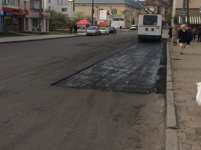 У Луцьку навпроти «Директорії» ремонтують дорогу (фото) 
