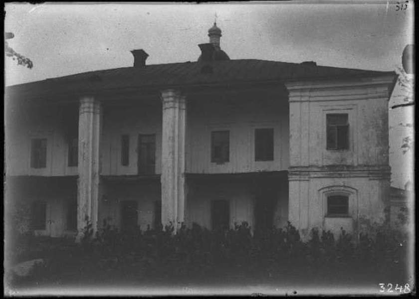 Показали архівні столітні кадри волинського палацу Митрополита